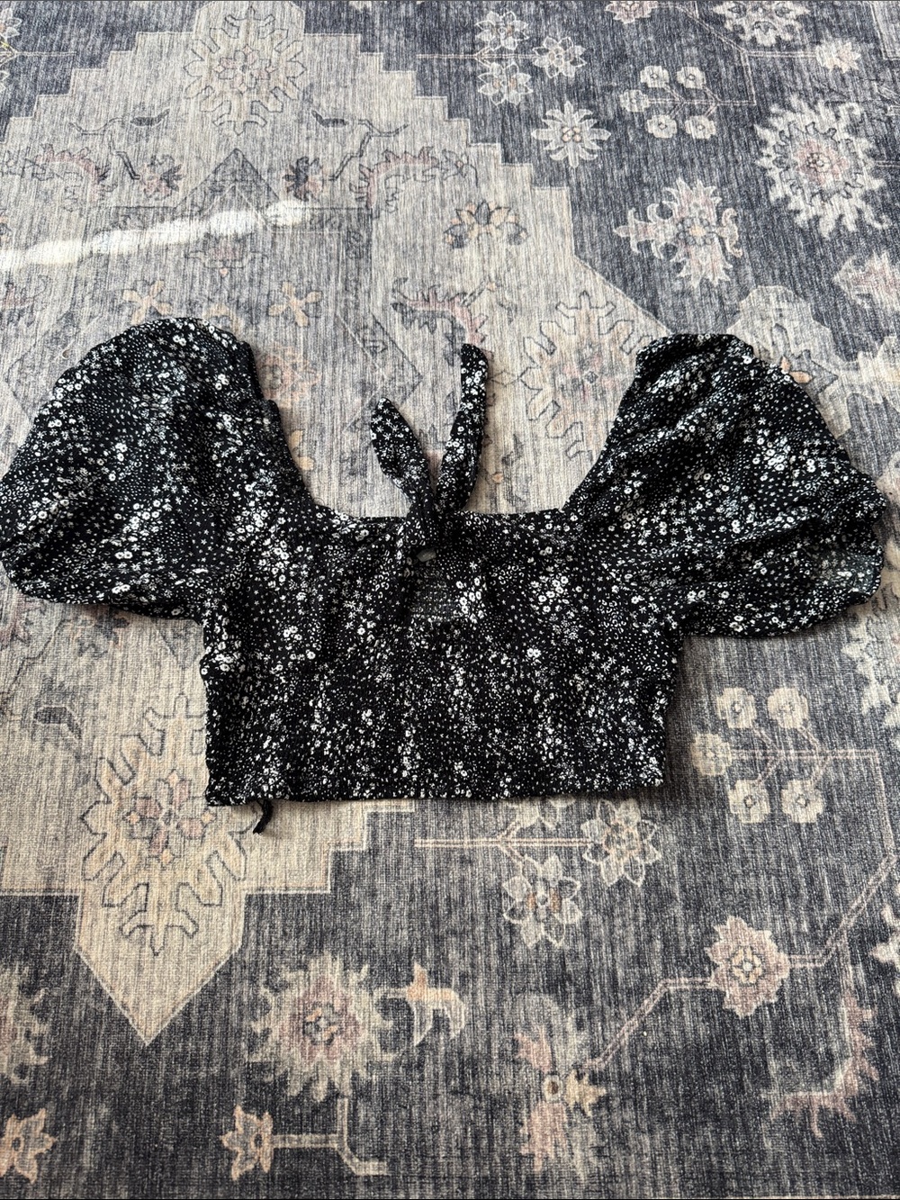 Sky and Sparrow Black White Ditsy Floral Puff-Sleeve Tie Crop Top